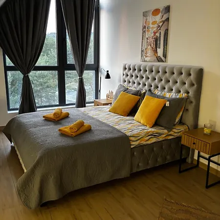 Yellow Moon Apartment *
