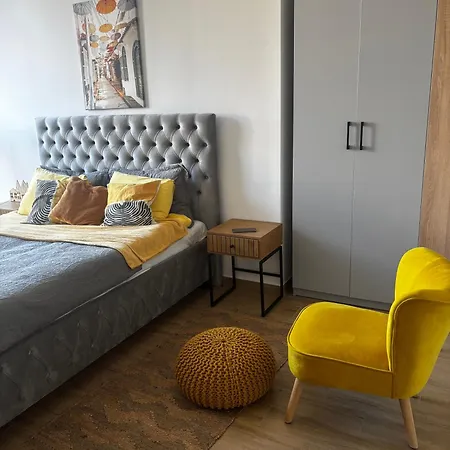 Yellow Moon Hills Apartment