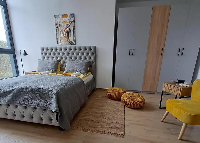 Yellow Moon Hills Apartament